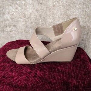 Jones New York Signature Beige Brenda Wedge Heel Shoes Size 7.5